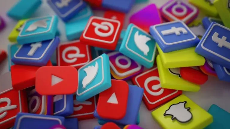 REDES SOCIALES: CONECTANDO CON EL MUNDO.